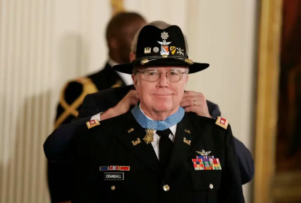 Bruce Crandall receiving the Medal of Honor from President George W. Bush